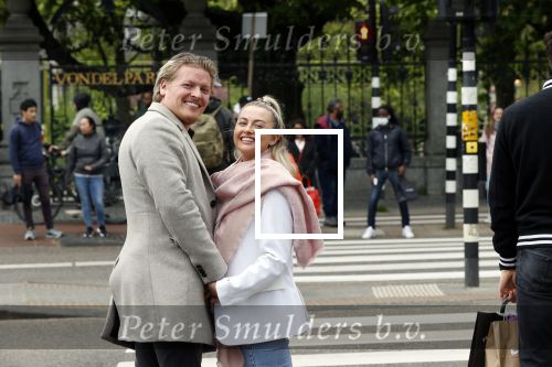 Amsterdam 15 mei 2021
Thomas Berge met zijn nieuwe vriendin Elianne Zweipfenning in het centrum van Amsterdam.