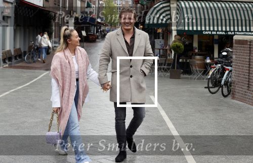 Amsterdam 15 mei 2021
Thomas Berge met zijn nieuwe vriendin Elianne Zweipfenning in het centrum van Amsterdam.