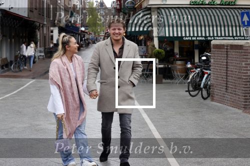 Amsterdam 15 mei 2021
Thomas Berge met zijn nieuwe vriendin Elianne Zweipfenning in het centrum van Amsterdam.