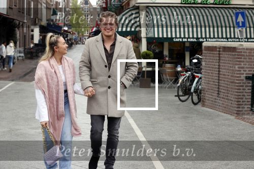 Amsterdam 15 mei 2021
Thomas Berge met zijn nieuwe vriendin Elianne Zweipfenning in het centrum van Amsterdam.