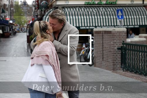 Amsterdam 15 mei 2021
Thomas Berge met zijn nieuwe vriendin Elianne Zweipfenning in het centrum van Amsterdam.