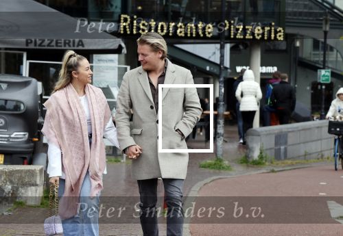 Amsterdam 15 mei 2021
Thomas Berge met zijn nieuwe vriendin Elianne Zweipfenning in het centrum van Amsterdam.