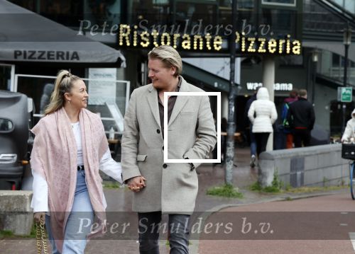 Amsterdam 15 mei 2021
Thomas Berge met zijn nieuwe vriendin Elianne Zweipfenning in het centrum van Amsterdam.