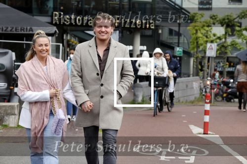 Amsterdam 15 mei 2021
Thomas Berge met zijn nieuwe vriendin Elianne Zweipfenning in het centrum van Amsterdam.