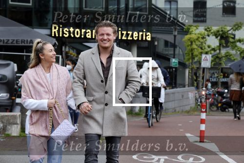 Amsterdam 15 mei 2021
Thomas Berge met zijn nieuwe vriendin Elianne Zweipfenning in het centrum van Amsterdam.