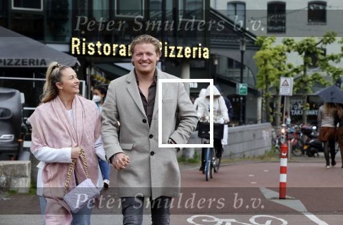 Amsterdam 15 mei 2021
Thomas Berge met zijn nieuwe vriendin Elianne Zweipfenning in het centrum van Amsterdam.