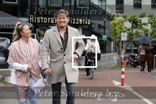 Amsterdam 15 mei 2021
Thomas Berge met zijn nieuwe vriendin Elianne Zweipfenning in het centrum van Amsterdam.