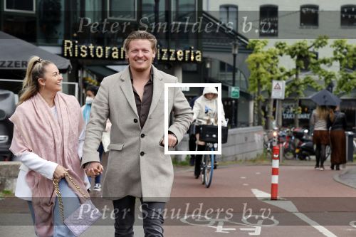 Amsterdam 15 mei 2021
Thomas Berge met zijn nieuwe vriendin Elianne Zweipfenning in het centrum van Amsterdam.