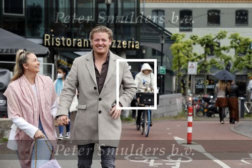 Amsterdam 15 mei 2021
Thomas Berge met zijn nieuwe vriendin Elianne Zweipfenning in het centrum van Amsterdam.