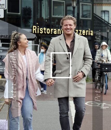 Amsterdam 15 mei 2021
Thomas Berge met zijn nieuwe vriendin Elianne Zweipfenning in het centrum van Amsterdam.