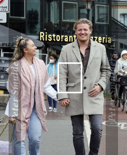 Amsterdam 15 mei 2021
Thomas Berge met zijn nieuwe vriendin Elianne Zweipfenning in het centrum van Amsterdam.