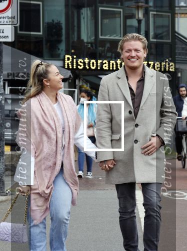 Amsterdam 15 mei 2021
Thomas Berge met zijn nieuwe vriendin Elianne Zweipfenning in het centrum van Amsterdam.
