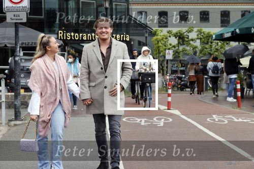 Amsterdam 15 mei 2021
Thomas Berge met zijn nieuwe vriendin Elianne Zweipfenning in het centrum van Amsterdam.