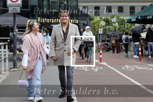 Amsterdam 15 mei 2021
Thomas Berge met zijn nieuwe vriendin Elianne Zweipfenning in het centrum van Amsterdam.