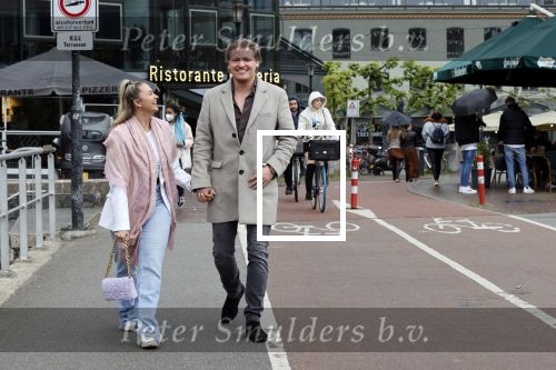 Amsterdam 15 mei 2021
Thomas Berge met zijn nieuwe vriendin Elianne Zweipfenning in het centrum van Amsterdam.