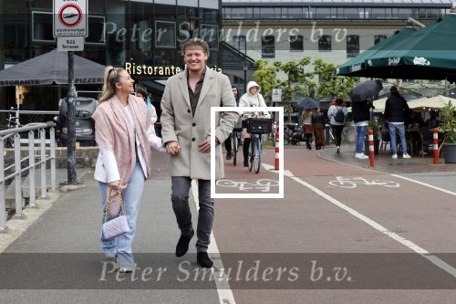 Amsterdam 15 mei 2021
Thomas Berge met zijn nieuwe vriendin Elianne Zweipfenning in het centrum van Amsterdam.