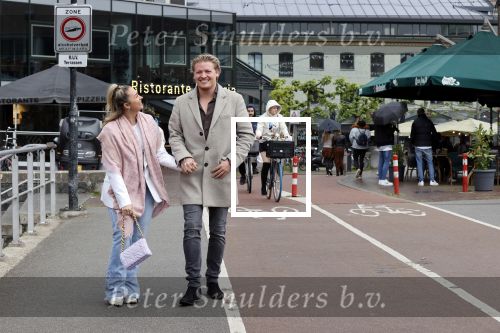 Amsterdam 15 mei 2021
Thomas Berge met zijn nieuwe vriendin Elianne Zweipfenning in het centrum van Amsterdam.