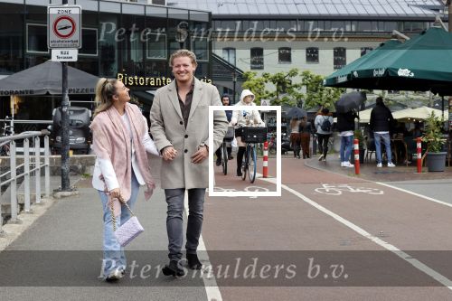 Amsterdam 15 mei 2021
Thomas Berge met zijn nieuwe vriendin Elianne Zweipfenning in het centrum van Amsterdam.