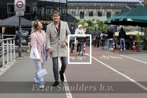 Amsterdam 15 mei 2021
Thomas Berge met zijn nieuwe vriendin Elianne Zweipfenning in het centrum van Amsterdam.