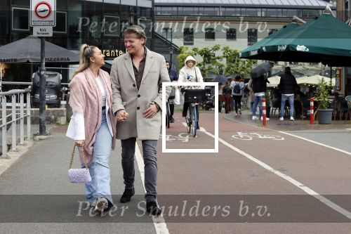 Amsterdam 15 mei 2021
Thomas Berge met zijn nieuwe vriendin Elianne Zweipfenning in het centrum van Amsterdam.