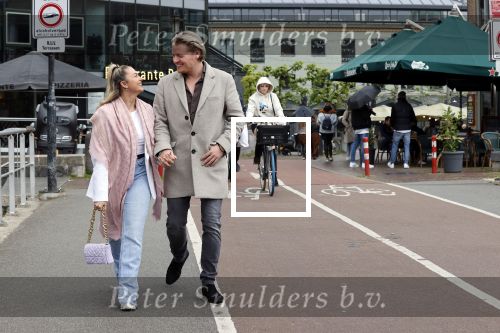 Amsterdam 15 mei 2021
Thomas Berge met zijn nieuwe vriendin Elianne Zweipfenning in het centrum van Amsterdam.