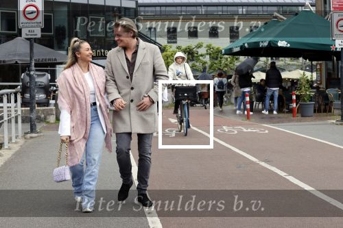 Amsterdam 15 mei 2021
Thomas Berge met zijn nieuwe vriendin Elianne Zweipfenning in het centrum van Amsterdam.