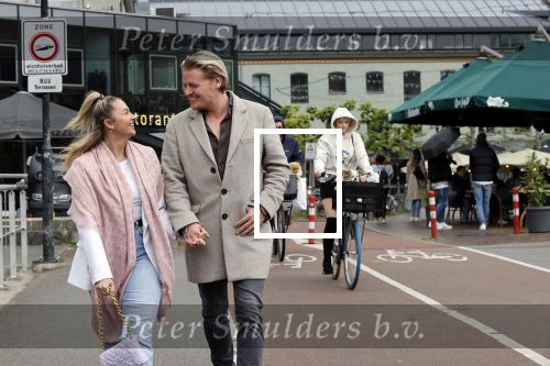 Amsterdam 15 mei 2021
Thomas Berge met zijn nieuwe vriendin Elianne Zweipfenning in het centrum van Amsterdam.
