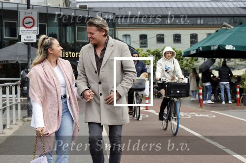 Amsterdam 15 mei 2021
Thomas Berge met zijn nieuwe vriendin Elianne Zweipfenning in het centrum van Amsterdam.