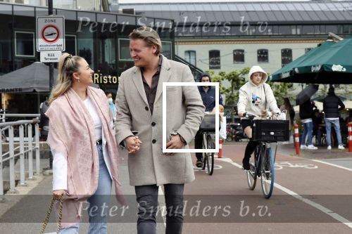Amsterdam 15 mei 2021
Thomas Berge met zijn nieuwe vriendin Elianne Zweipfenning in het centrum van Amsterdam.