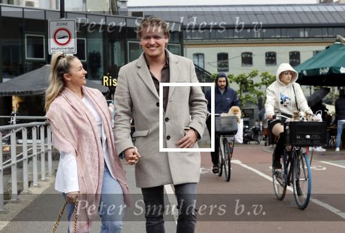 Amsterdam 15 mei 2021
Thomas Berge met zijn nieuwe vriendin Elianne Zweipfenning in het centrum van Amsterdam.