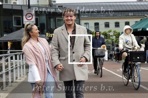 Amsterdam 15 mei 2021
Thomas Berge met zijn nieuwe vriendin Elianne Zweipfenning in het centrum van Amsterdam.