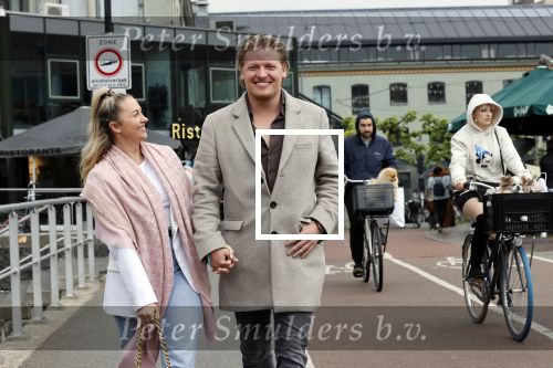 Amsterdam 15 mei 2021
Thomas Berge met zijn nieuwe vriendin Elianne Zweipfenning in het centrum van Amsterdam.