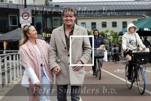 Amsterdam 15 mei 2021
Thomas Berge met zijn nieuwe vriendin Elianne Zweipfenning in het centrum van Amsterdam.