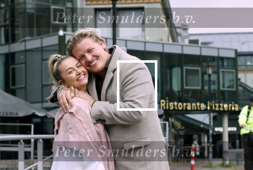 Amsterdam 15 mei 2021
Thomas Berge met zijn nieuwe vriendin Elianne Zweipfenning in het centrum van Amsterdam.
