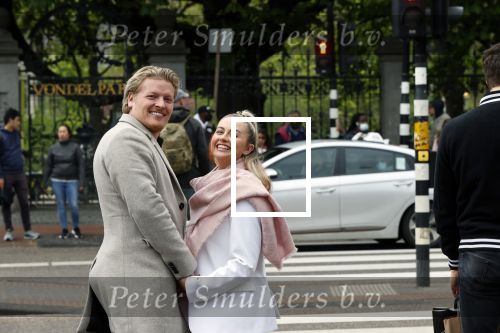 Amsterdam 15 mei 2021
Thomas Berge met zijn nieuwe vriendin Elianne Zweipfenning in het centrum van Amsterdam.