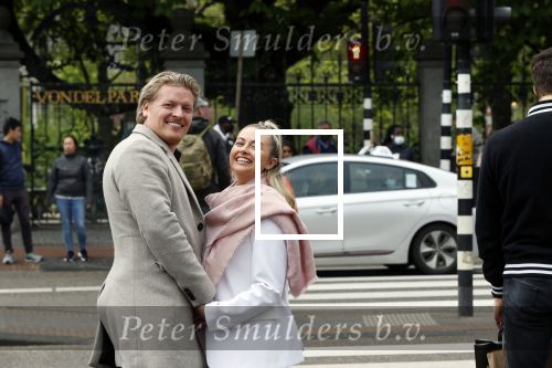Amsterdam 15 mei 2021
Thomas Berge met zijn nieuwe vriendin Elianne Zweipfenning in het centrum van Amsterdam.