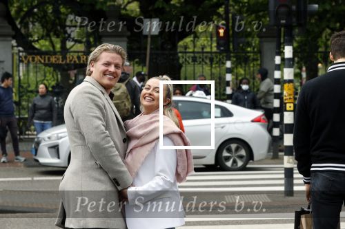 Amsterdam 15 mei 2021
Thomas Berge met zijn nieuwe vriendin Elianne Zweipfenning in het centrum van Amsterdam.