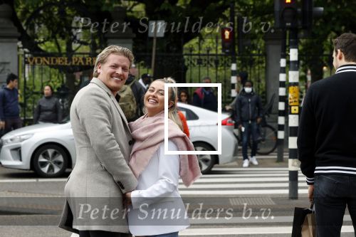 Amsterdam 15 mei 2021
Thomas Berge met zijn nieuwe vriendin Elianne Zweipfenning in het centrum van Amsterdam.