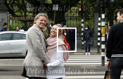 Amsterdam 15 mei 2021
Thomas Berge met zijn nieuwe vriendin Elianne Zweipfenning in het centrum van Amsterdam.