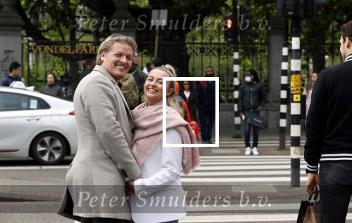 Amsterdam 15 mei 2021
Thomas Berge met zijn nieuwe vriendin Elianne Zweipfenning in het centrum van Amsterdam.