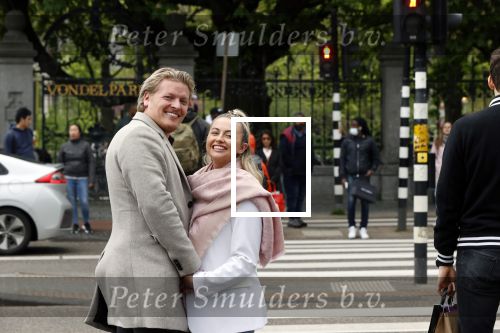 Amsterdam 15 mei 2021
Thomas Berge met zijn nieuwe vriendin Elianne Zweipfenning in het centrum van Amsterdam.