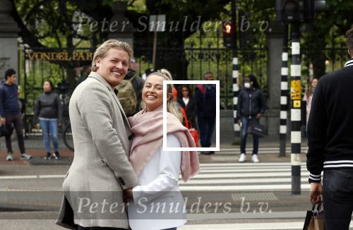 Amsterdam 15 mei 2021
Thomas Berge met zijn nieuwe vriendin Elianne Zweipfenning in het centrum van Amsterdam.