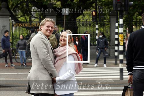 Amsterdam 15 mei 2021
Thomas Berge met zijn nieuwe vriendin Elianne Zweipfenning in het centrum van Amsterdam.