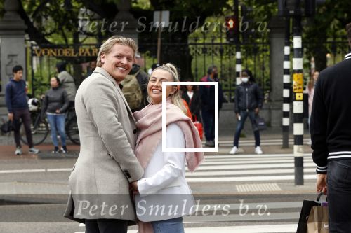 Amsterdam 15 mei 2021
Thomas Berge met zijn nieuwe vriendin Elianne Zweipfenning in het centrum van Amsterdam.