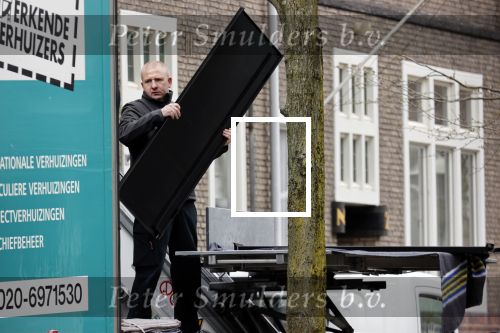 Amsterdam / Huizen 8 april 2021
Tom Egbers en janke Dekker verhuizen van Amsterdam naarHuizen . Een verhuisbedrijf verzorgt de verhuizing van het oude naar nieuwe huis.