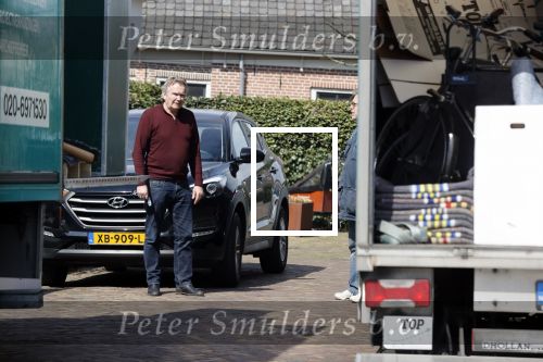 Amsterdam / Huizen 8 april 2021
Tom Egbers en janke Dekker verhuizen van Amsterdam naarHuizen . Een verhuisbedrijf verzorgt de verhuizing van het oude naar nieuwe huis.
