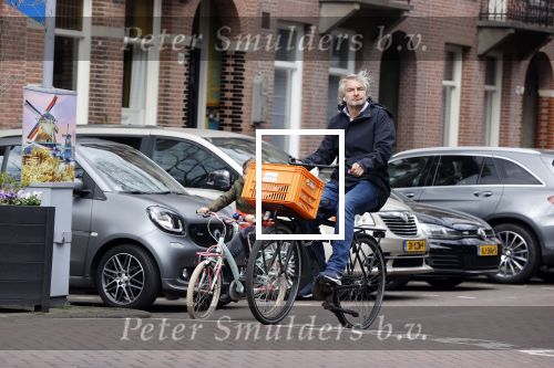 Amsterdam 9 april 2021
Victor Reinier met zijn dochter op de fiets in Amsterdam zuid