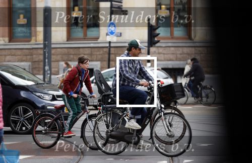 Amsterdam 20 mei 2021
Vincent Croiset met zijn zoon op de fiets in Amsterdam zuid