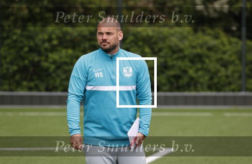 Utrecht 16 mei 2021
Eerste dag van de Sneijder Acadamy . De voetbalschool wordt geleid door Wesley Sneijder Rodney Sneijder  Tarik Divarci en Reduan Diba . Ze trainen op de velden van DHSC. Ook de zoon van Wesley Jessey traint mee.