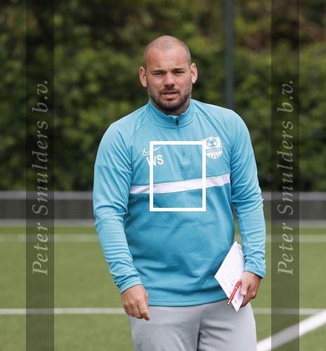 Utrecht 16 mei 2021
Eerste dag van de Sneijder Acadamy . De voetbalschool wordt geleid door Wesley Sneijder Rodney Sneijder  Tarik Divarci en Reduan Diba . Ze trainen op de velden van DHSC. Ook de zoon van Wesley Jessey traint mee.